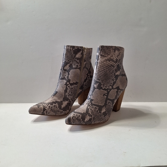 Carlos Santana Tibbie NEW Animal Print Stacked Heel Mobwife Ankle Boots Size 7 - Picture 5 of 13